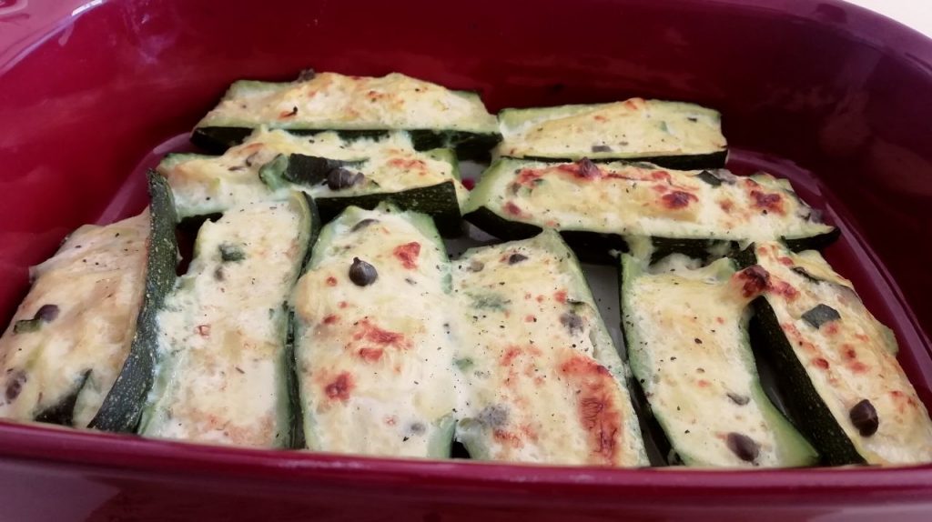 Antipasti a base di verdure semplici ed economici: zucchine ripiene con capperi senza burro e senza formaggio!