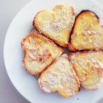 Dolci semplici e leggeri senza burro: crostatine con crema di formaggio spalmabile e mandorle!