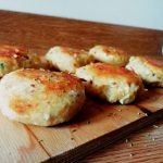 Antipasti semplici ed economici senza burro: polpette di patate e feta greca in padella!