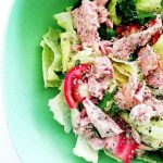 Ricette light e semplici: insalata di lattuga con prezzemolo pomodori e filetti di tonno!