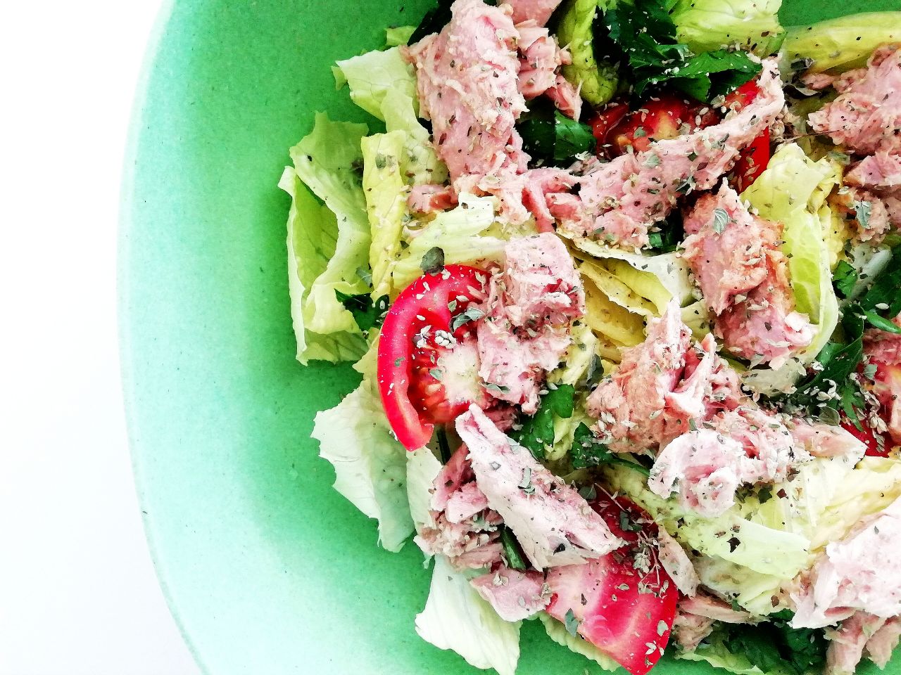 Ricette light e semplici: insalata di lattuga con prezzemolo pomodori e filetti di tonno!