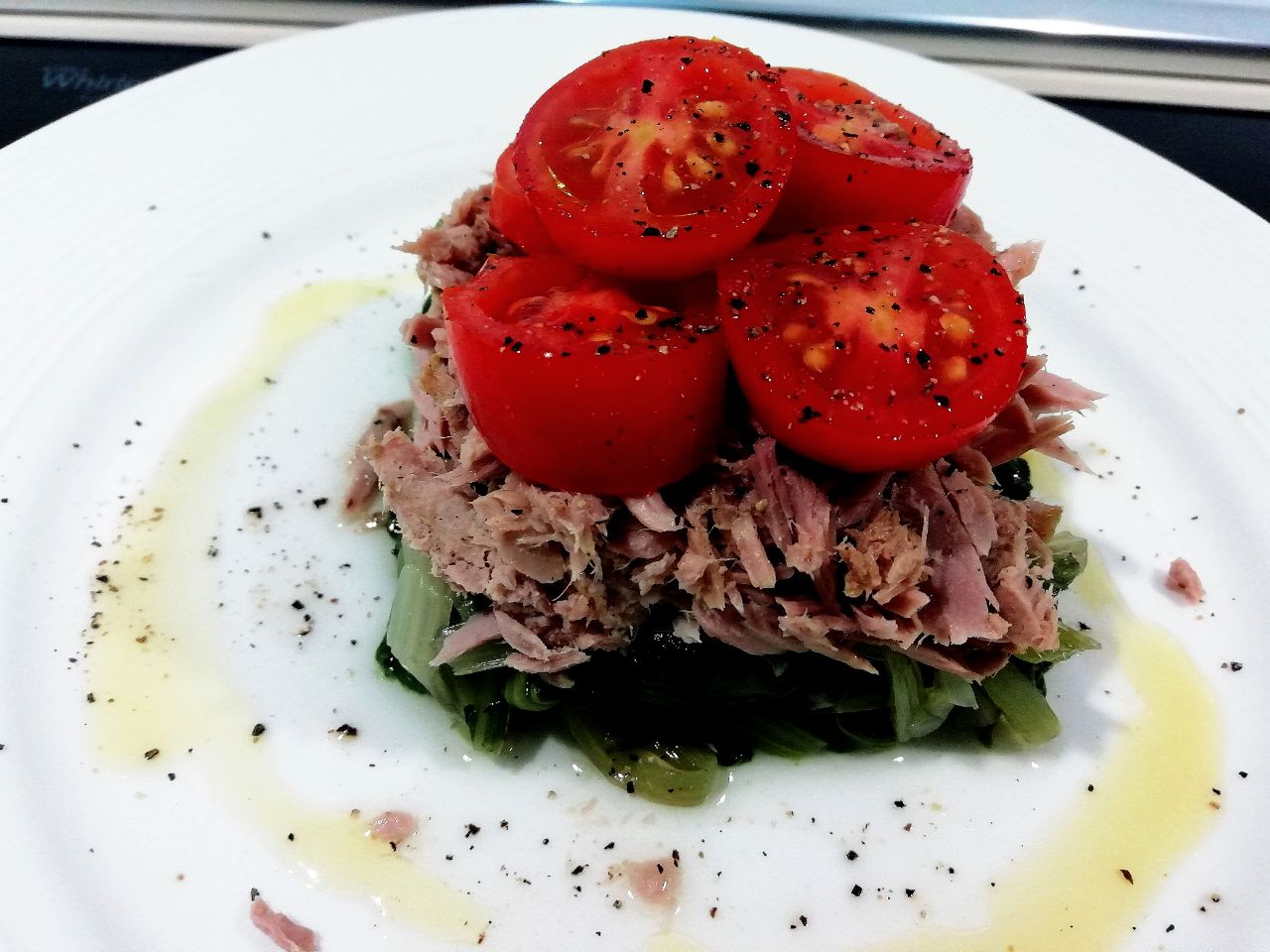 Ricette leggere e semplici: insalata di bietole con pomodorini e tonno al naturale!