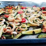 Secondi piatti a base di pesce semplici e leggeri: anelli di totano al forno con zucchine e pomodorini!