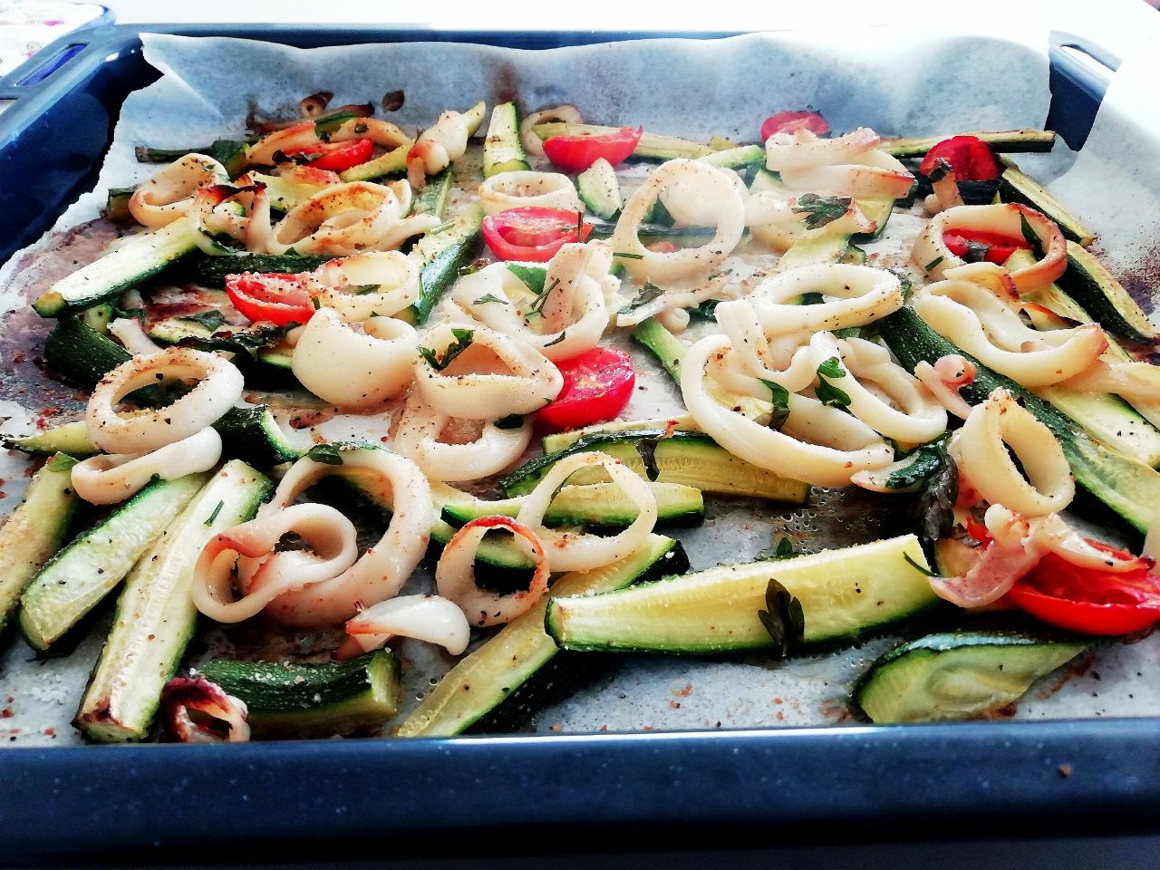 Secondi piatti a base di pesce semplici e leggeri: anelli di totano al forno con zucchine e pomodorini!