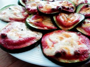 Antipasti semplici ed economici senza uova e senza glutine: mini pizzette di zucchine con pomodoro e mozzarella!