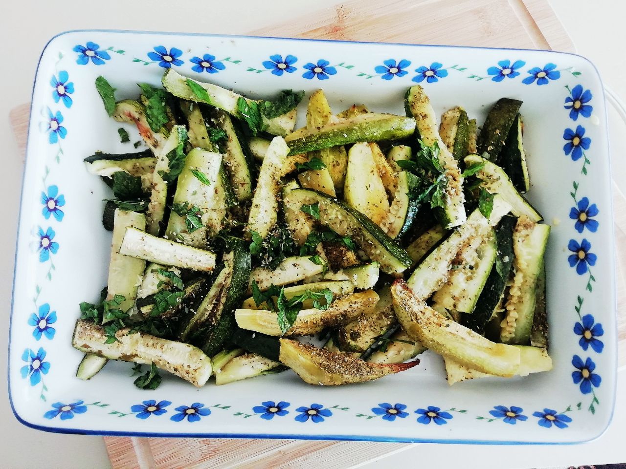 Ricette semplici e veloci senza burro e senza glutine: zucchine al forno con erbe aromatiche!