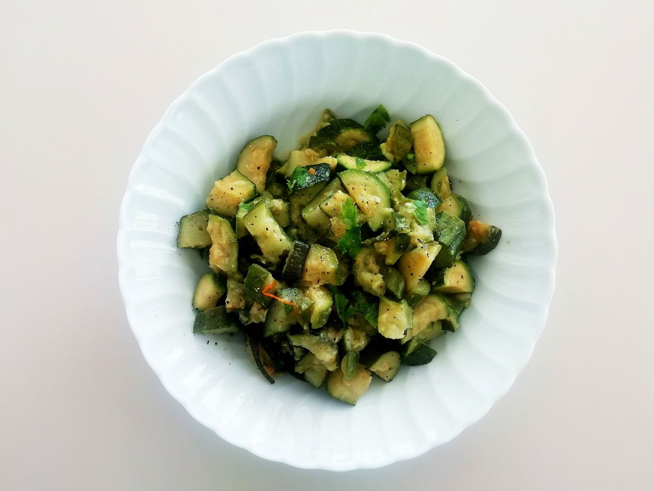 Contorni a base di verdure senza burro: zucchine trifolate in padella con prezzemolo e olio evo!