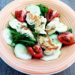 Ricette estive leggere semplici ed economiche: insalata di pollo ruspante rucola e pomodori con olio evo!