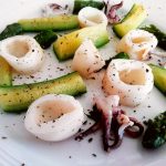 Secondi piatti a base di pesce: insalata scomposta di calamari asparagi e zucchine!