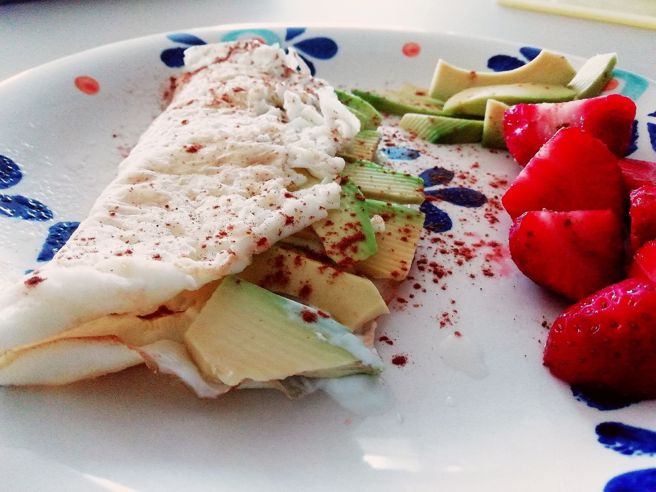 Ricette light e dietetiche senza burro: omelette di albumi con yogurt Skyr avocado fragole e cannella!