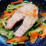 Secondi piatti a base di pesce: trancio di salmone con zucchine e carote in padella senza olio e senza burro!