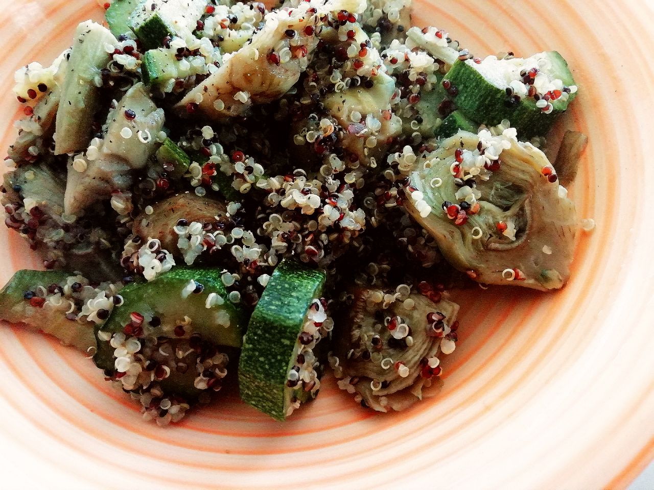 Primi piatti leggeri senza glutine: quinoa bianca e rossa con zucchine e carciofi!