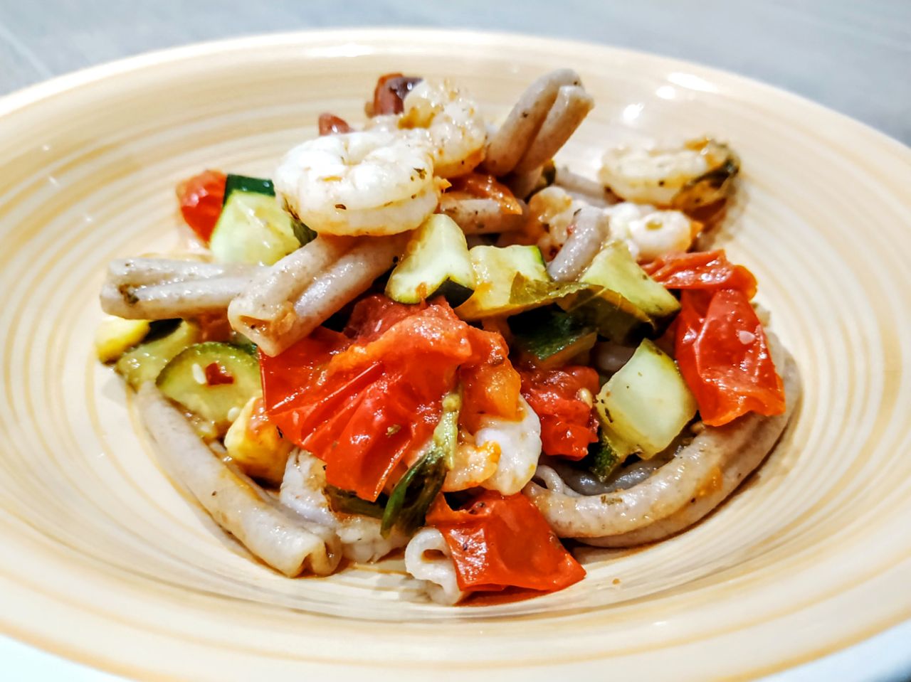 Primi piatti a base di pesce semplici e leggeri: caserecce di farro dicocco integrale con gamberetti zucchine e pomodorini!