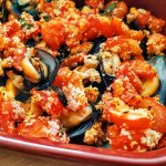 Antipasti economici a base di pesce: cozze gratinate con pomodorini pane grattugiato basilico e olio evo!