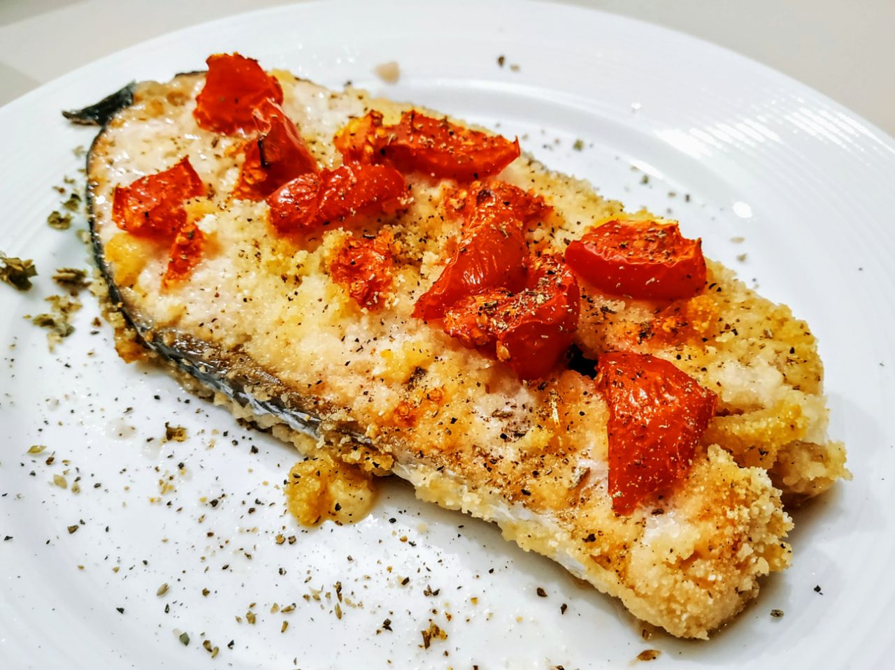 Secondi piatti a base di pesce: trancio di salmone al forno con pane grattugiato e pomodori ciliegini!