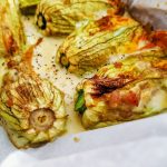 Antipasti economici senza burro e senza formaggio: fiori di zucchina al forno ripieni con salsiccia di pollo e tacchino e basilico!