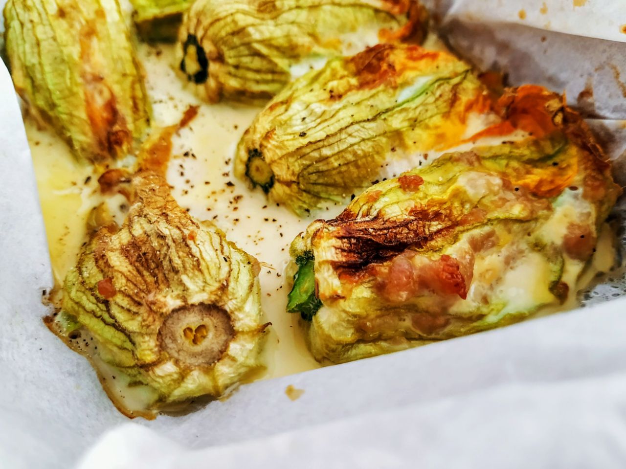 Antipasti economici senza burro e senza formaggio: fiori di zucchina al forno ripieni con salsiccia di pollo e tacchino e basilico!