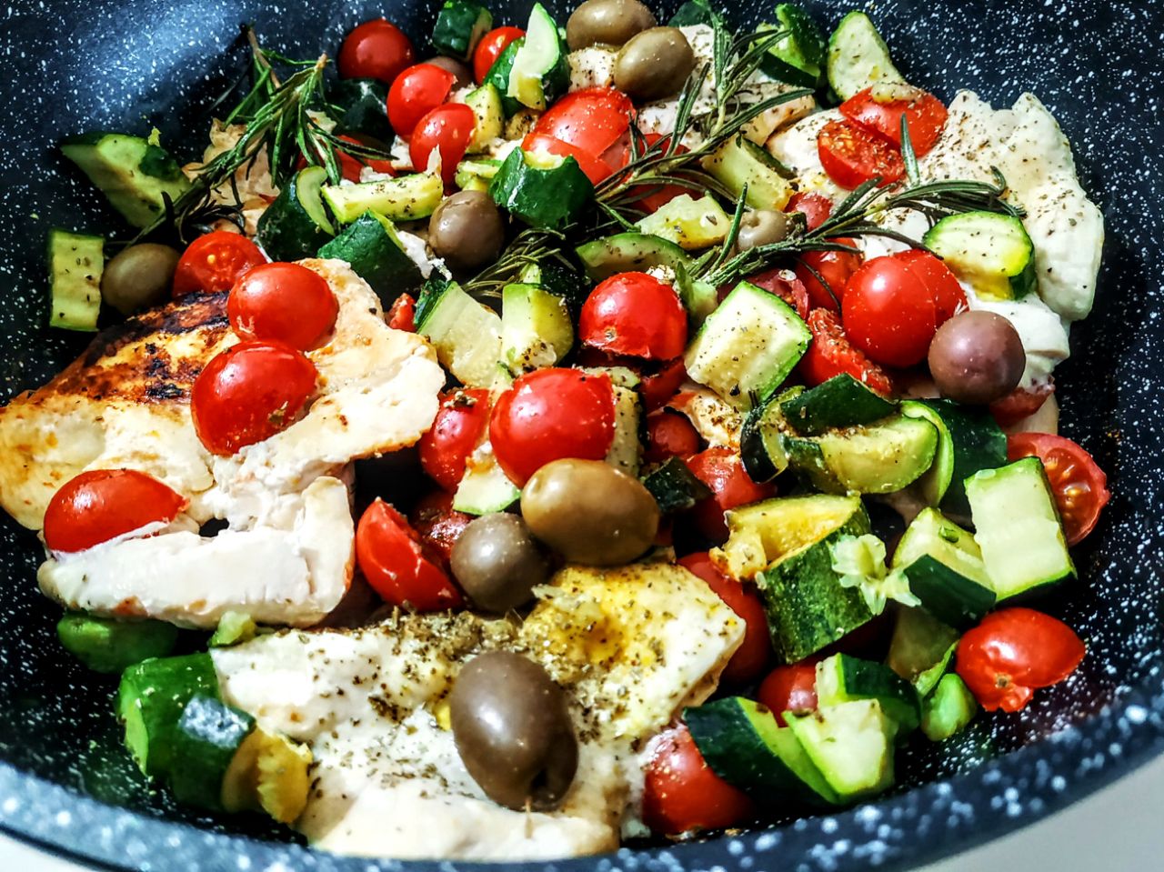 Secondi piatti a base di carne: petto di pollo ruspante in padella con pomodori olive e zucchine!