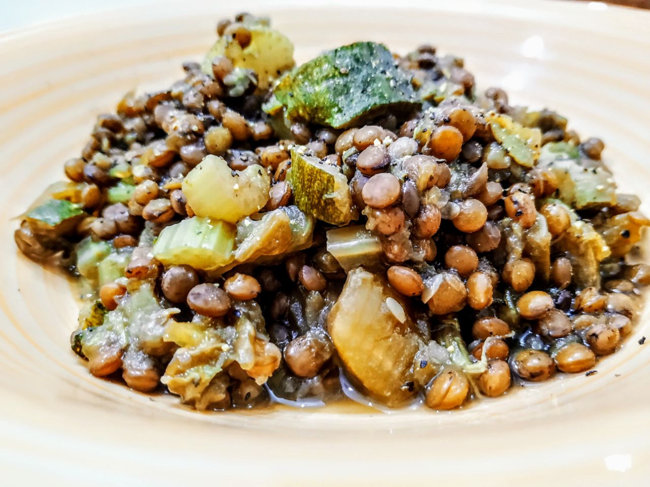 Ricette semplici e veloci a base di legumi: zuppa di lenticchie con sedano zucca e zucchine!