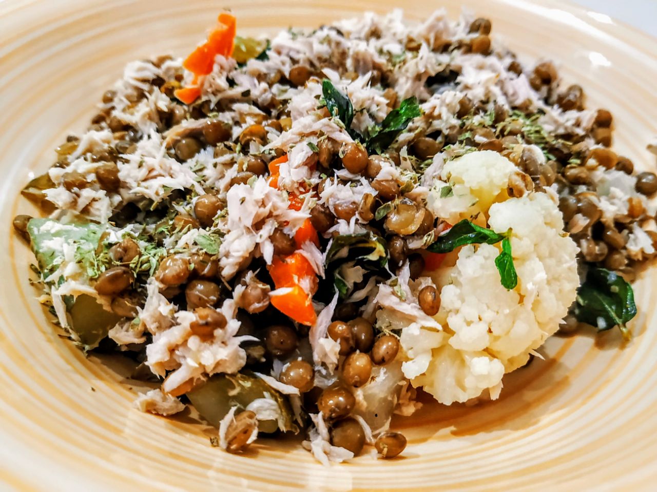 Ricette senza glutine facili e veloci: insalata di lenticchie con tonno al naturale menta e olio evo
