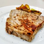 Secondi piatti a base di pesce: filetto di tonno fresco marinato con olio evo pepe e limone!