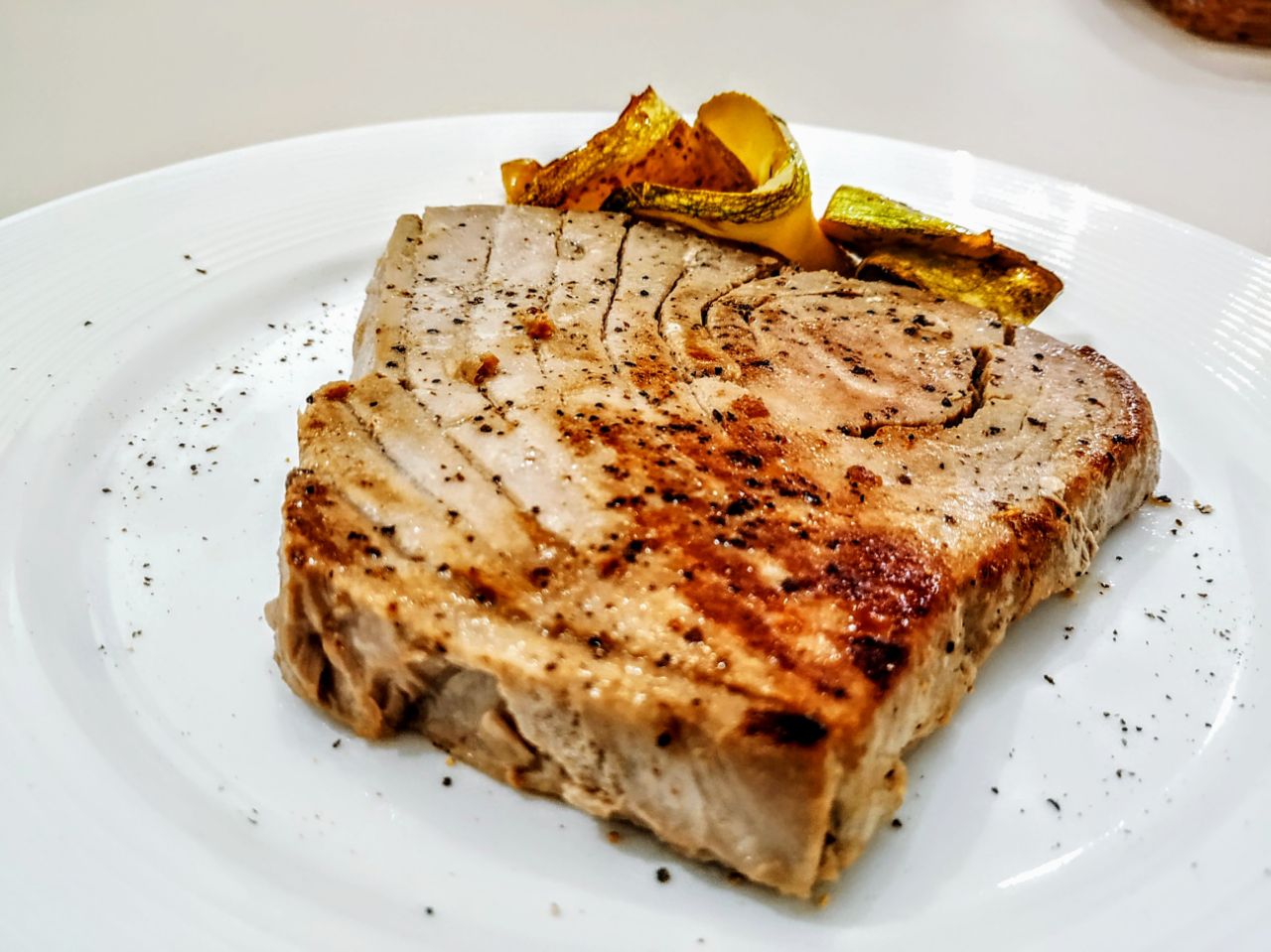 Secondi piatti a base di pesce: filetto di tonno fresco marinato con olio evo pepe e limone!