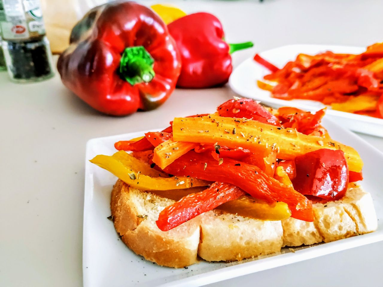 Contorni senza burro e senza formaggio: peperoni carote e pomodori in padella con olio evo e origano!