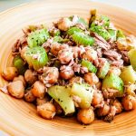 Ricette a base di legumi senza glutine: insalata di ceci zucchine sedano e tonno al natura con olio evo e origano!
