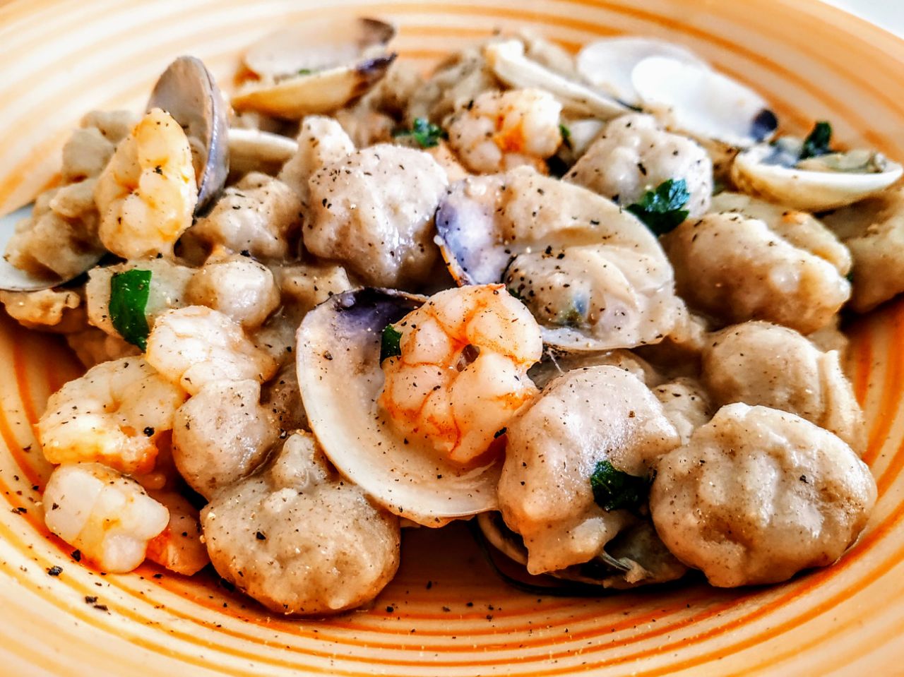 Primi piatti a base di pesce: gnocchi con farina di farro integrale con vongole cozze e gamberetti!