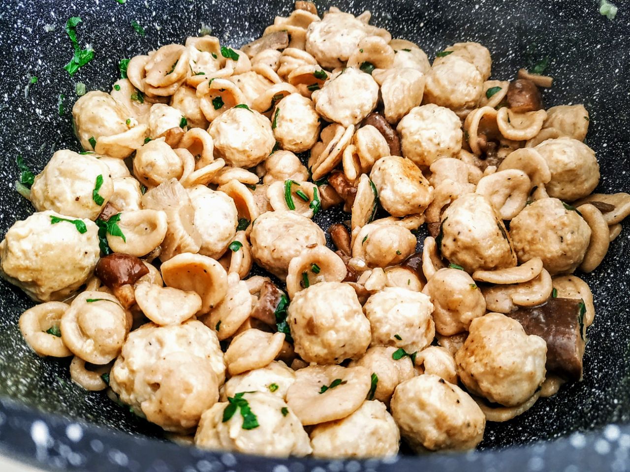 Primi piatti a base di carne senza burro e senza formaggio: orecchiette integrali con polpette di pollo e funghi porcini!