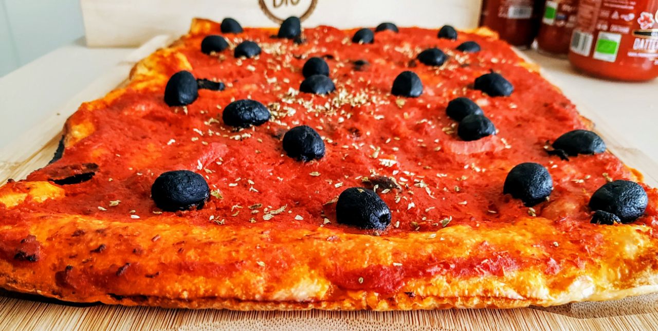 Antipasti semplici ed economici: pizza con polpa di pomodori datterini olive nere e pancetta senza formaggio!
