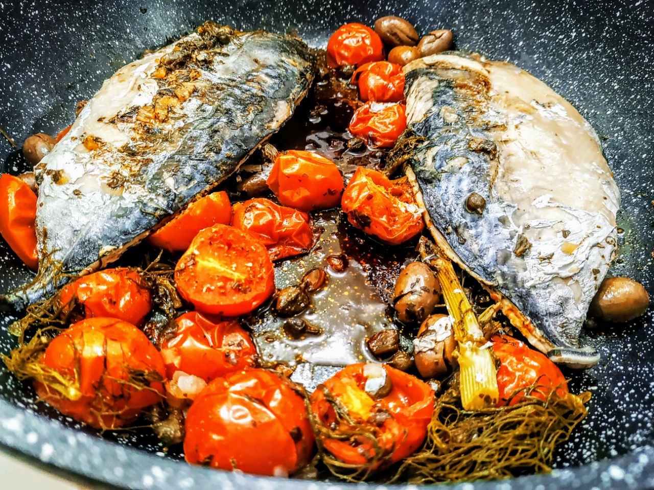 Secondi piatti a base di pesce: tombarello in padella con pomodorini olive capperi e finocchietto!
