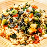 Primi piatti senza glutine senza lattosio e senza uova: quinoa bianca con minestrone e semi di zucca