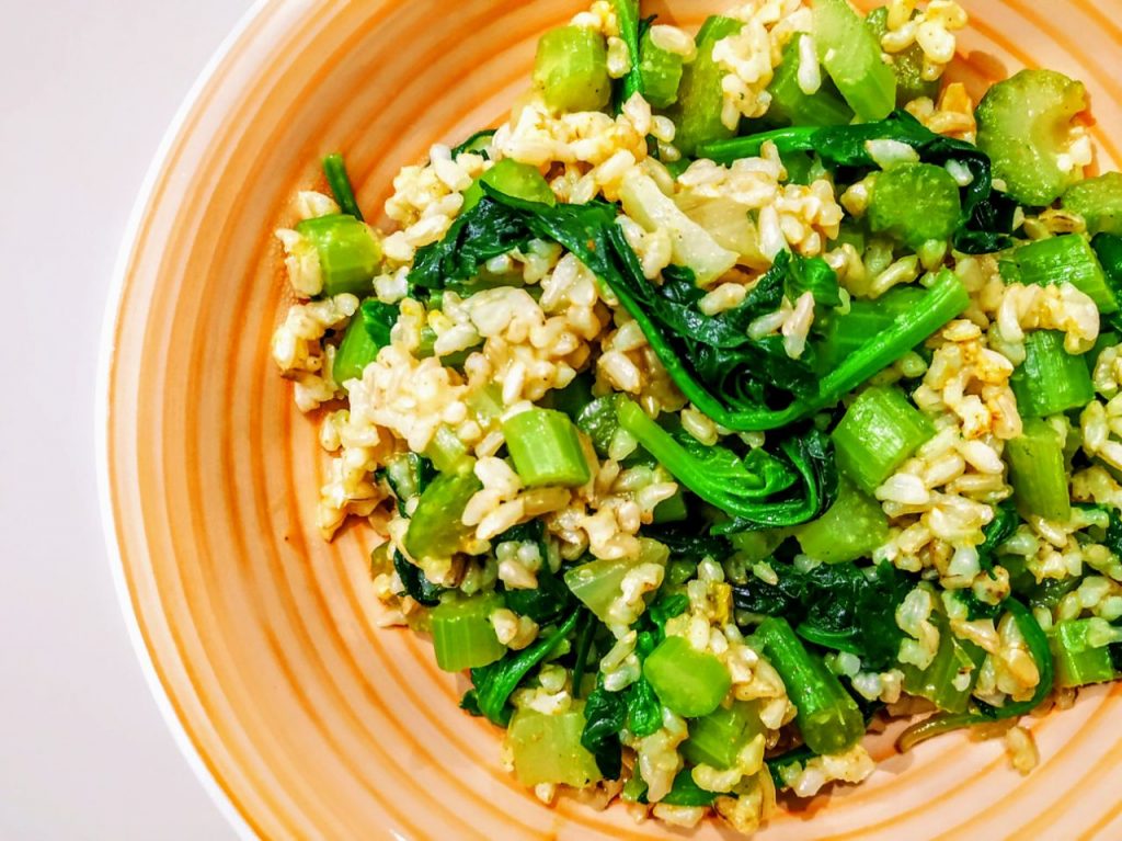Primi piatti vegetariani senza glutine senza burro e senza lattosio: riso integrale con curcuma spinaci e sedano