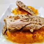 Antipasti semplici e veloci senza burro e senza formaggio: filetti di tonno all'olio d'oliva su crema di zucca