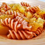 Primi piatti senza burro e senza formaggio: pasta di lenticchie rosse con zucca trifolata olio evo e pepe