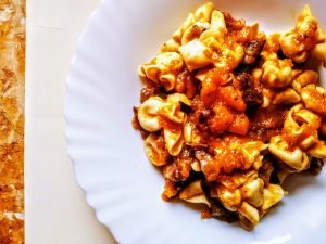 Primi piatti semplici e veloci: perline di Parmigiano Reggiano con zucca e prosciutto crudo senza burro!
