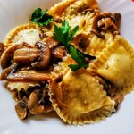 Primi piatti senza burro: ravioli ripieni di ricotta spinaci e scorza di limone con funghi champignon