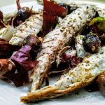 Secondi piatti a base di pesce economici e leggeri: insalata di radicchio rosso sgombro grigliato e mix di olive italiane verdi e nere!