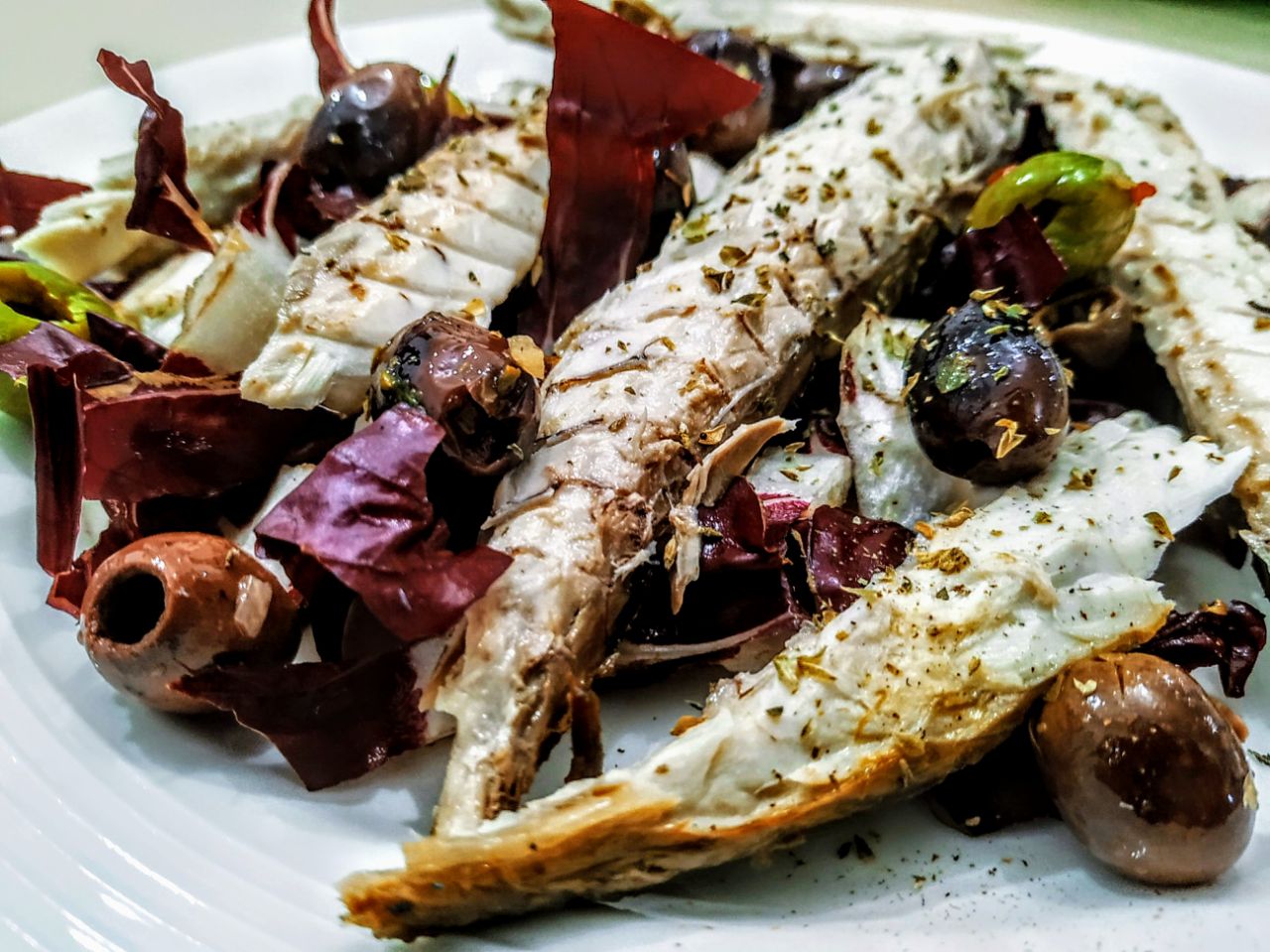 Secondi piatti a base di pesce economici e leggeri: insalata di radicchio rosso sgombro grigliato e mix di olive italiane verdi e nere!