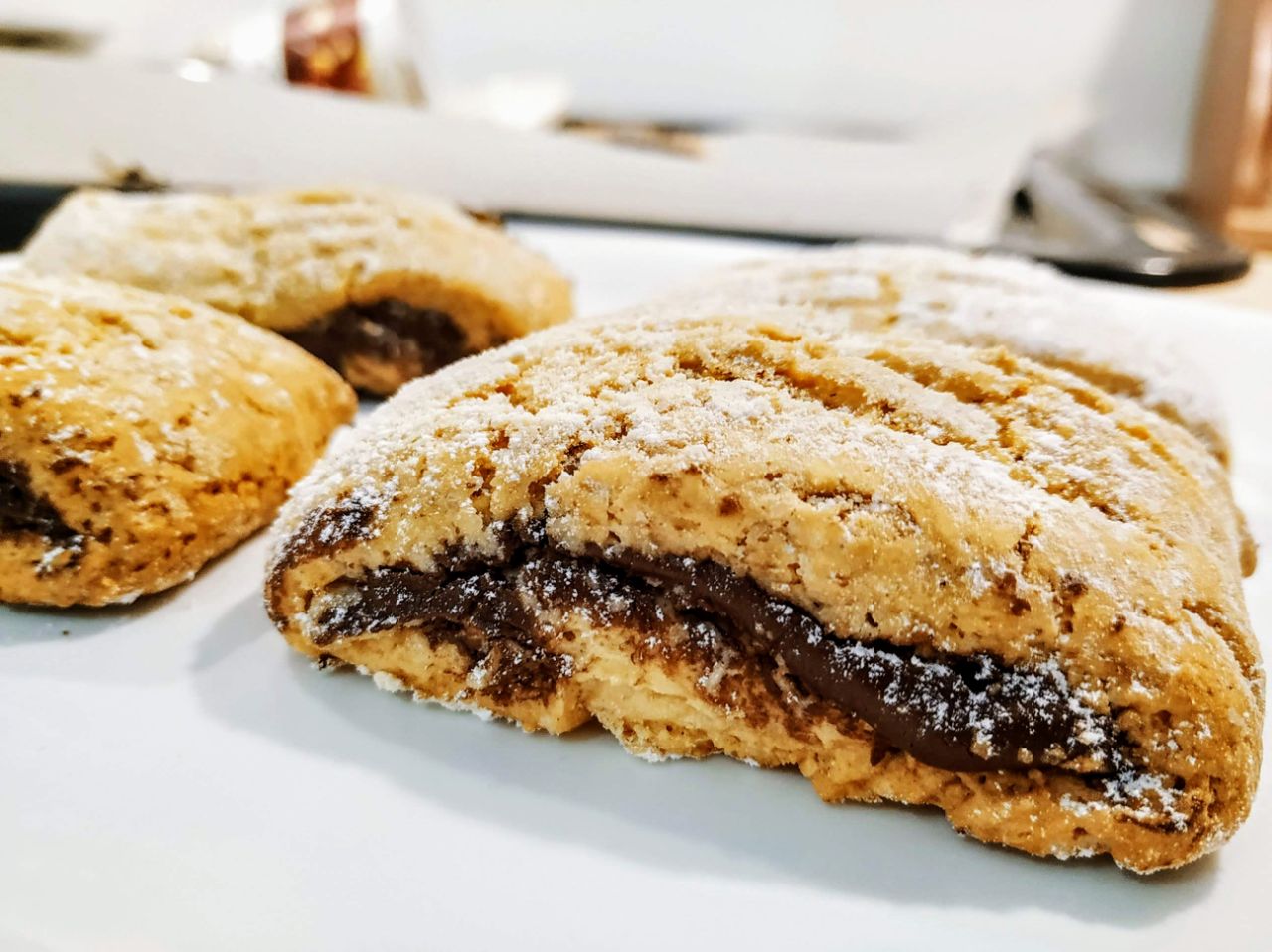Dolci semplici e veloci senza burro: biscotti nascondini con crema alle nocciole zucchero di canna e olio evo!