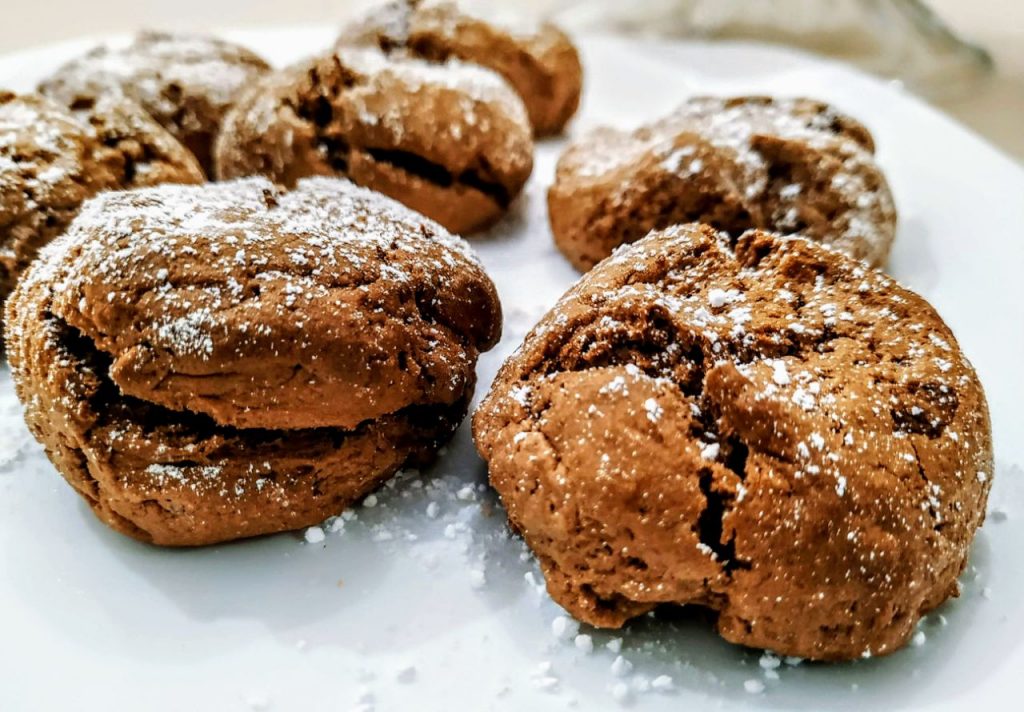 Dolci semplici e veloci senza burro e senza lattosio: biscotti morbidi al cacao amaro con zucchero di canna e olio evo!
