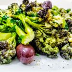 Contorni a base di verdure senza burro e senza formaggio: broccoli con prezzemolo olive greche e olio extravergine d'oliva