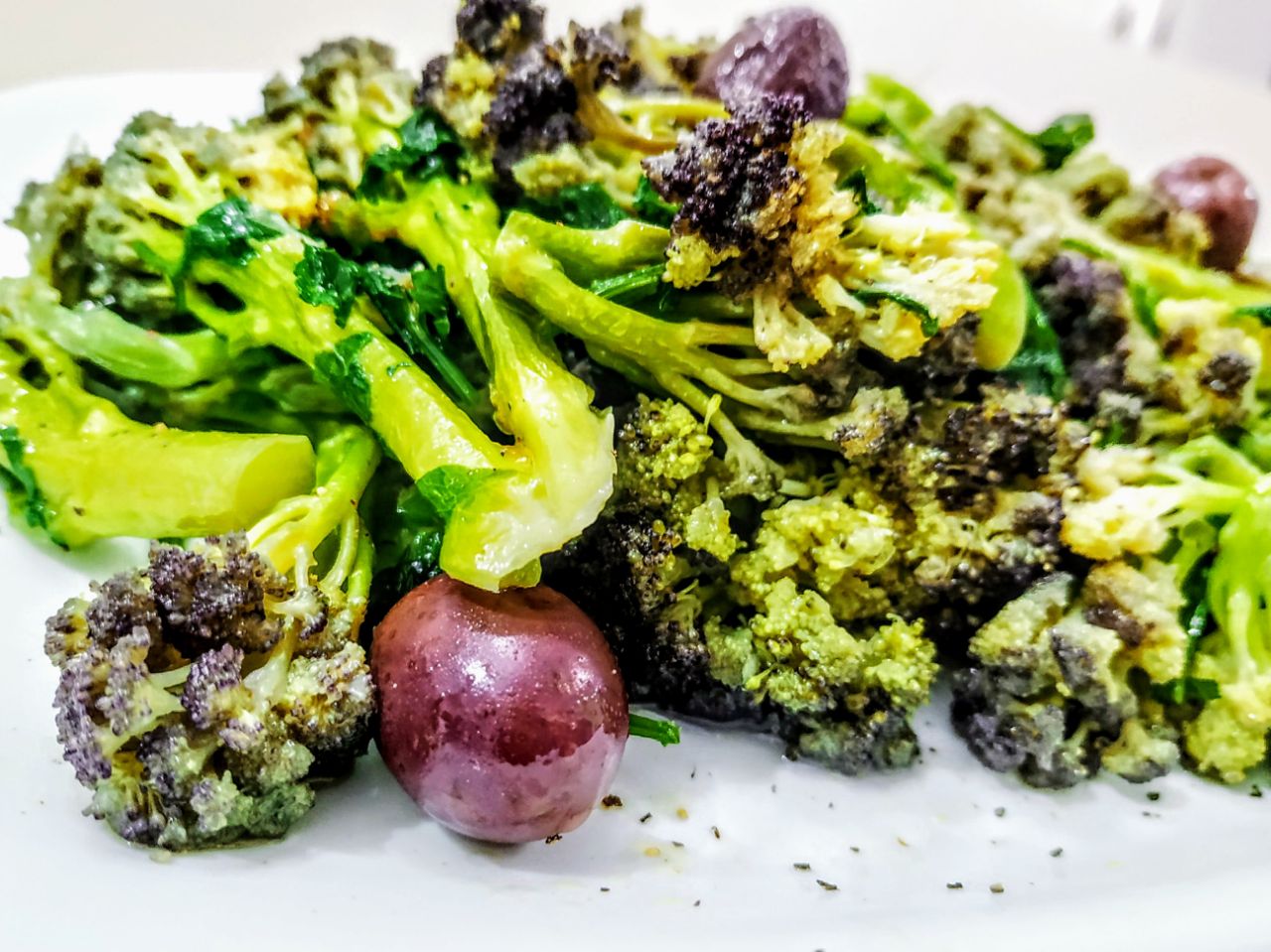 Contorni a base di verdure senza burro e senza formaggio: broccoli con prezzemolo olive greche e olio extravergine d'oliva