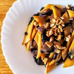 Primi piatti vegetariani senza burro: pennette ripiene con parmigiano reggiano con radicchio rosso e noci
