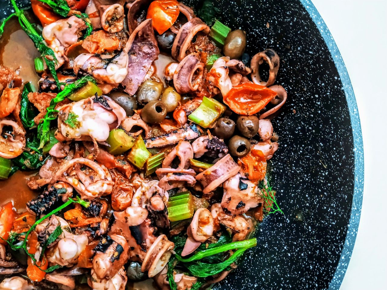 Secondi piatti a base di pesce: calamari in umido con pomodorini sedano olio extravergine d'oliva e olive all'abruzzese!