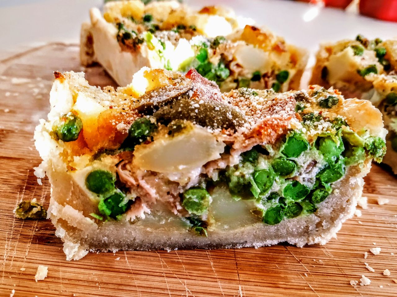 Antipasti senza burro e senza formaggio: quiche con patate piselli verdi prosciutto crudo e olive di Cerignola