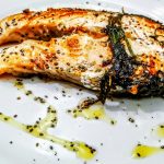 Secondi piatti a base di pesce: trancio di salmone con olio extravergine d'oliva e semi di Chia