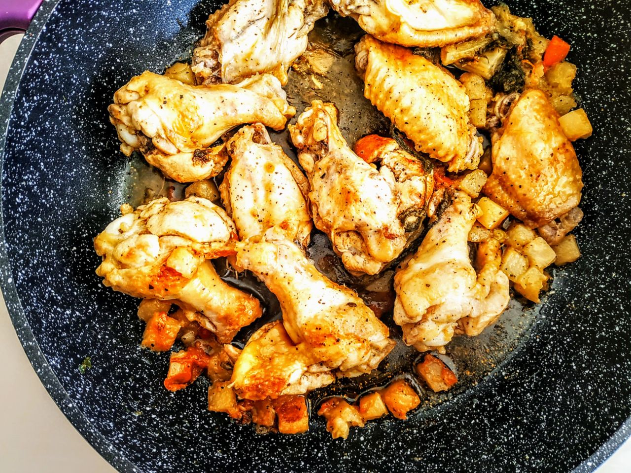 Secondi piatti a base di carne: coscette di pollo ruspante in padella con patate olio extravergine di oliva e pepe senza burro!