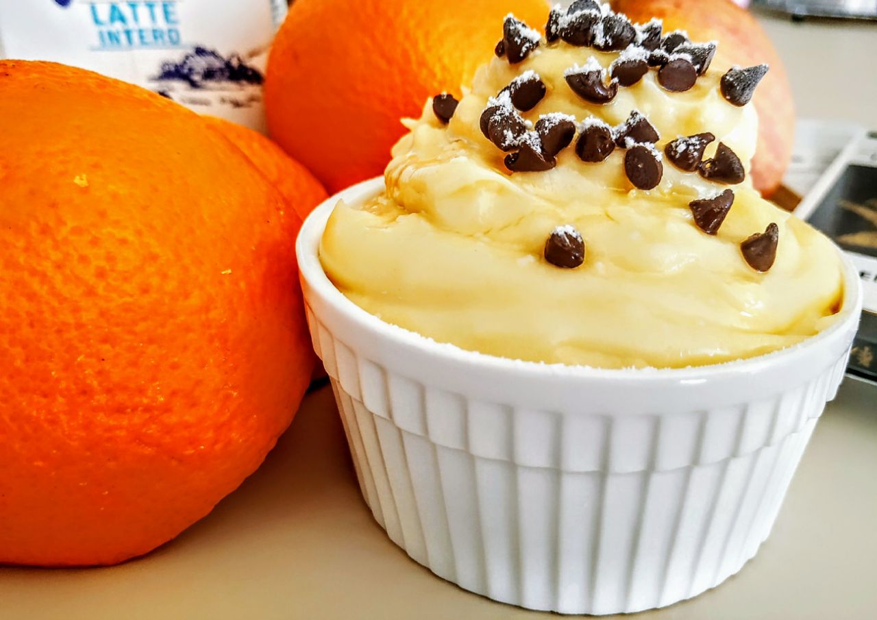 Dolci semplici e veloci senza burro: crema pasticcera all'arancia con gocce di cioccolato fondente!